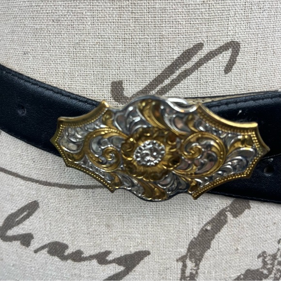 Vintage Crumrine Ladies silver plated belt buckle on blk leather belt-34” - Picture 3 of 10